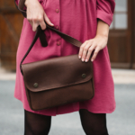 Shooting de la collection Sac du Berger Automne/Hiver 2023-2024 avec Simon et Sophie comme modèles. Photographie de Franck Tourneret, professionnel des marques aveyronnaises.