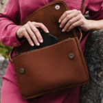 Shooting de la collection Sac du Berger Automne/Hiver 2023-2024 avec Simon et Sophie comme modèles. Photographie de Franck Tourneret, professionnel des marques aveyronnaises.