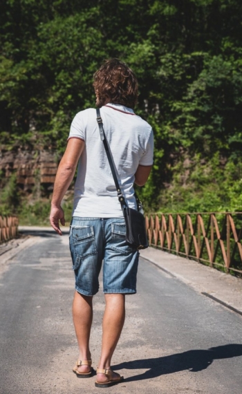 Petite pochette artisanale en cuir