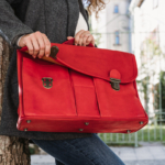 Shooting de la collection Sac du Berger Automne/Hiver 2023-2024 avec Simon et Sophie comme modèles. Photographie de Franck Tourneret, professionnel des marques aveyronnaises.