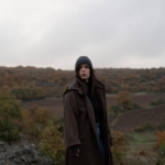 manteau capluc porté femme ouvert